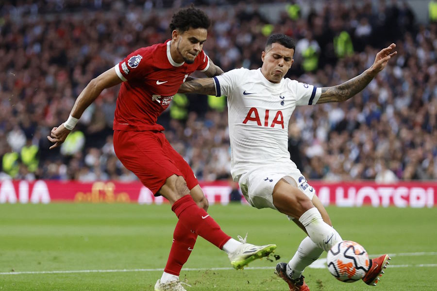 リバプールのディアスのゴール取り消しが話題に【写真:ロイター】