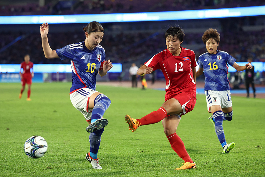 日本女子代表と北朝鮮女子代表は1-1で後半に突入【写真:ロイター】