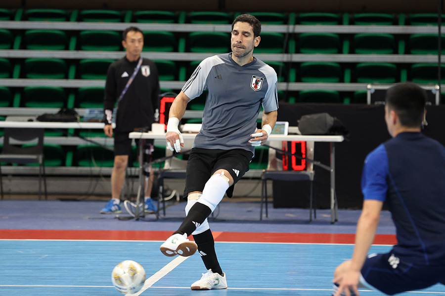 黒本の体調不良を受け、急遽、チャイニーズ・タイペイ入りしたピレス・イゴール【写真：Futsal X / 河合 拓】