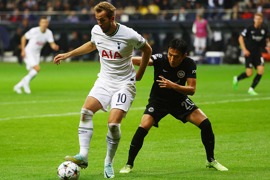 鎌田とともにチームを牽引する長谷部(写真右)【写真:ロイター】