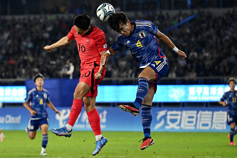 日本と韓国は両国譲らずに1-1で後半へ【写真：ロイター】