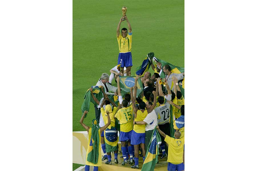 日韓W杯で優勝カップを掲げるカフー【写真：徳原隆元】