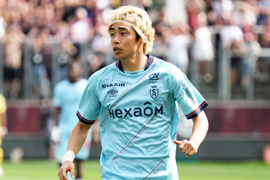 ランスでプレーする伊東純也【写真：Getty Images】