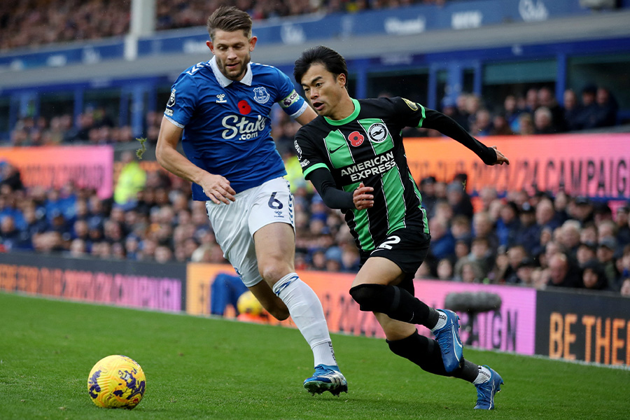 左サイドでドリブル突破を見せた三笘薫【写真：ロイター】