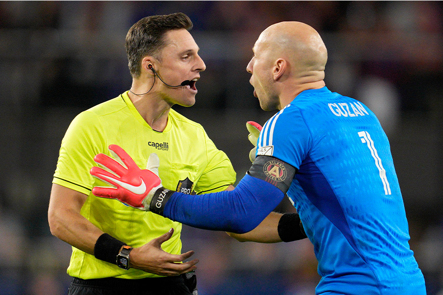 MLSで選手と審判が激突？（写真はイメージです）【写真：Getty Images】