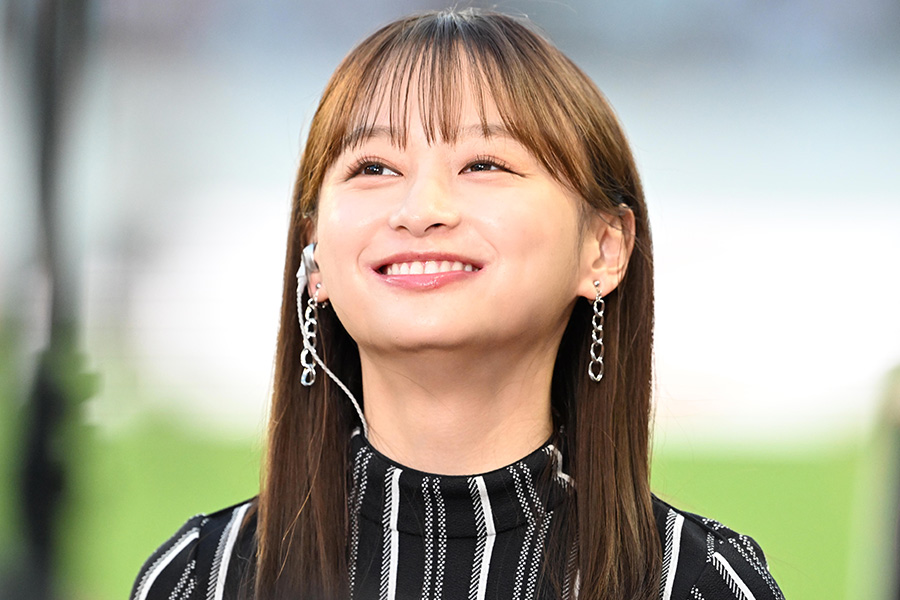 影山優佳が現地サポーターに直接取材【写真:徳原隆元】