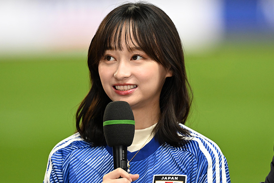 影山優佳が試合後の選手たちにインタビュー【写真：徳原隆元】