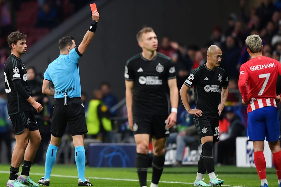 前田大然が一発退場【写真：Getty Images】