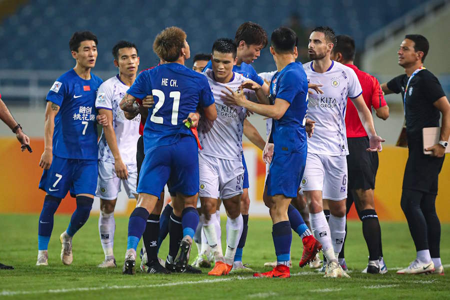 武漢FWウェイ・シーハオが相手選手に暴力的行為【写真：2023 Asian Football Confederation (AFC)】