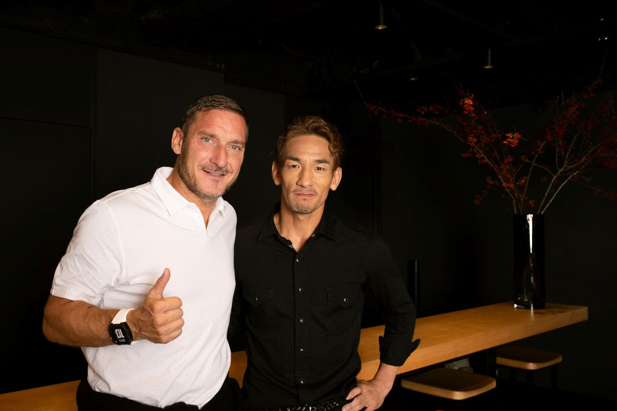 現役時代にローマで共闘した中田英寿氏とフランチェスコ・トッティ氏【写真：©Asami Enomoto／Sports Graphic Number】