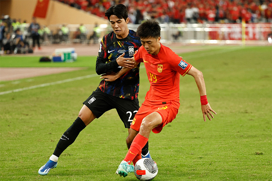 ピッチ内外の行為に注目【写真：ロイター】