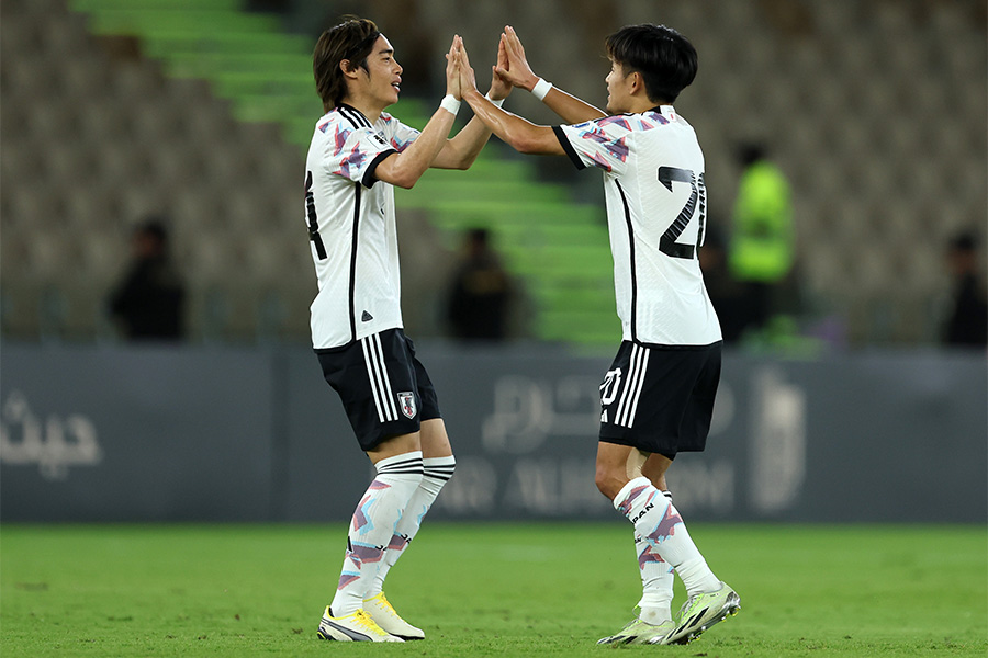 伊東純也（写真左）がシリア戦で4アシストの活躍【写真：Getty Images】