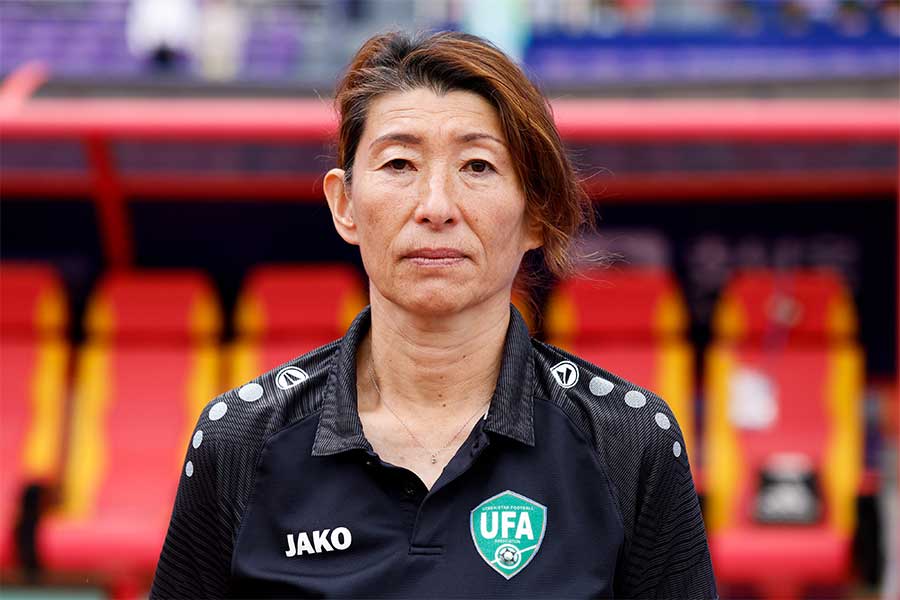 ズベキスタン女子代表を率いる本田美登里監督【写真:Getty Images】
