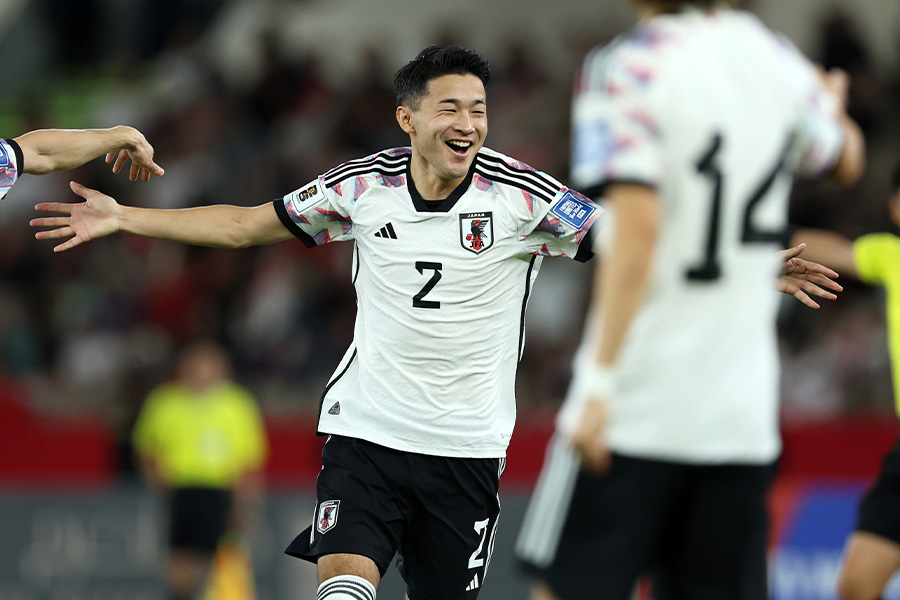シリア戦でフリーキックを決めた菅原由勢【写真：Getty Images】