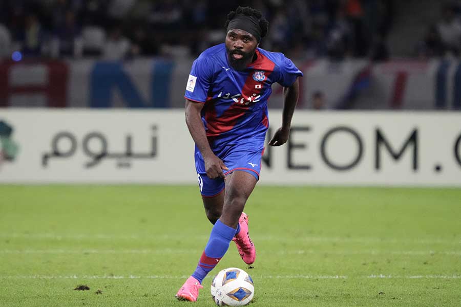 甲府のピーター・ウタカ【写真：Getty Images】