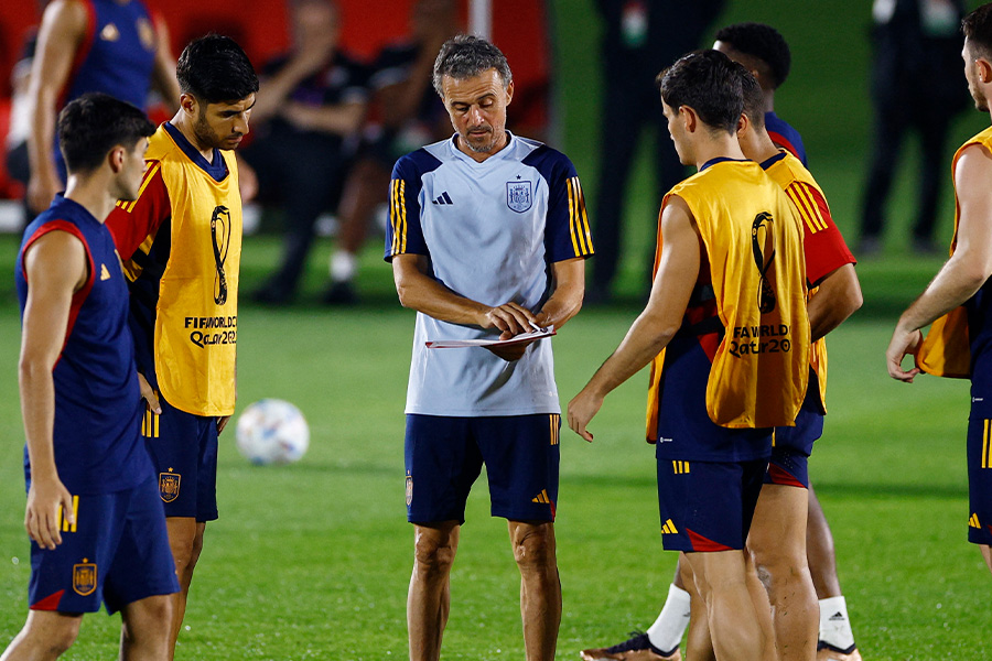 ルイス・エンリケ監督が2位狙いを完全否定【写真：ロイター】