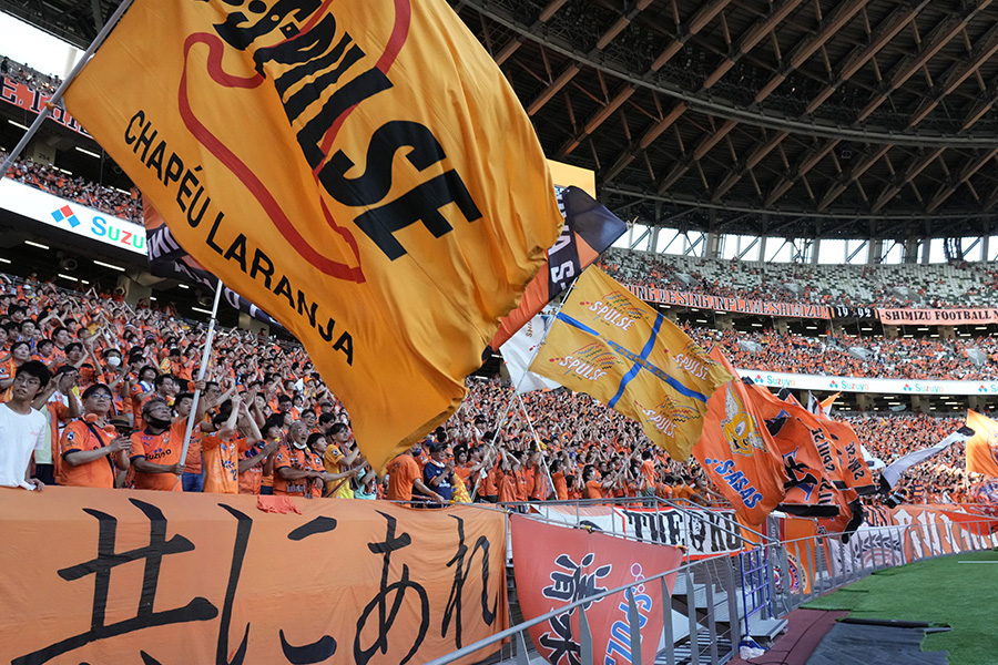 国立競技場で選手を後押しした清水サポーター【写真：Getty Images】
