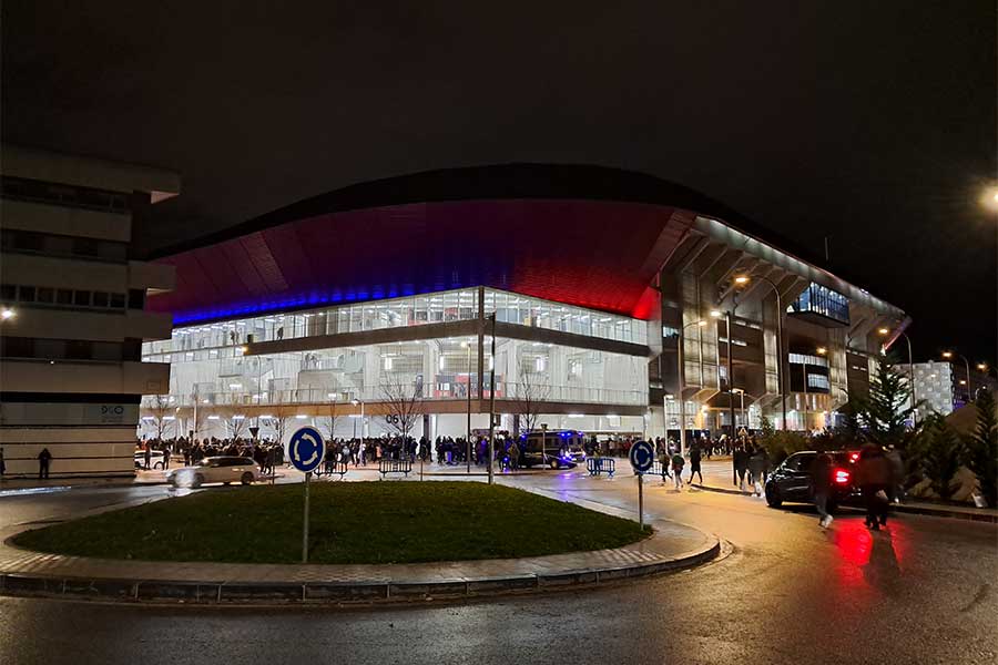 ソシエダが乗り込んだオサスナの本拠地エスタディオ・エル・サダールの外観【写真：高橋智行】