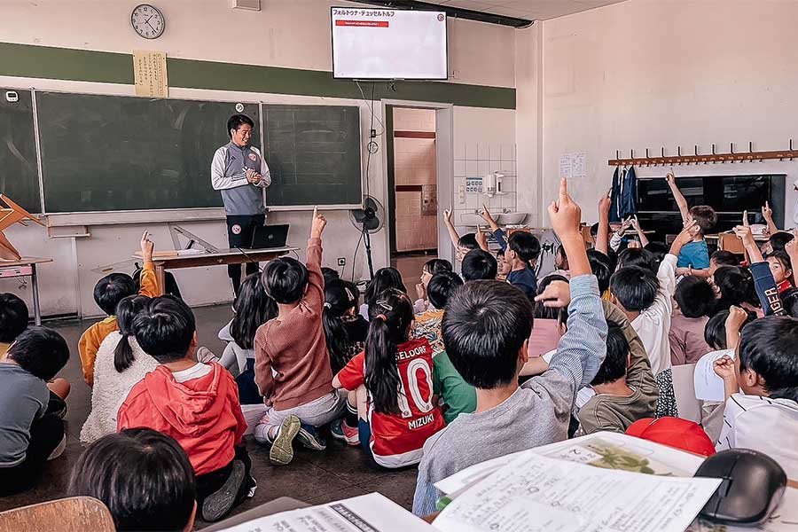 地元の学校で子供たちと交流する廣岡太貴氏【写真：F95David Matthaus】