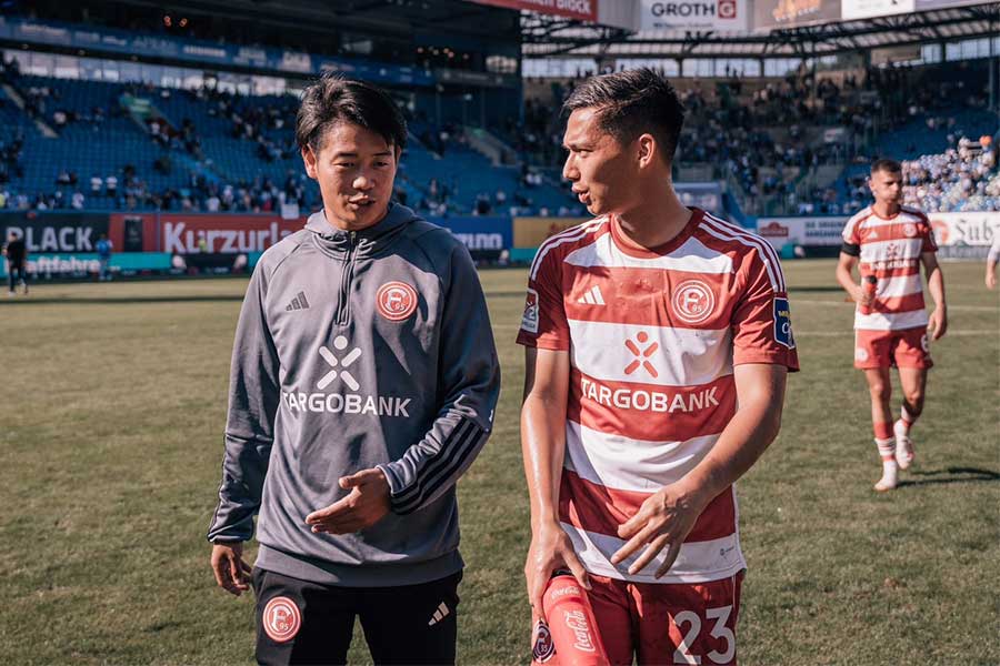 間近で多くの日本人選手を見てきた廣岡太貴氏（左）【写真：F95David Matthaus】