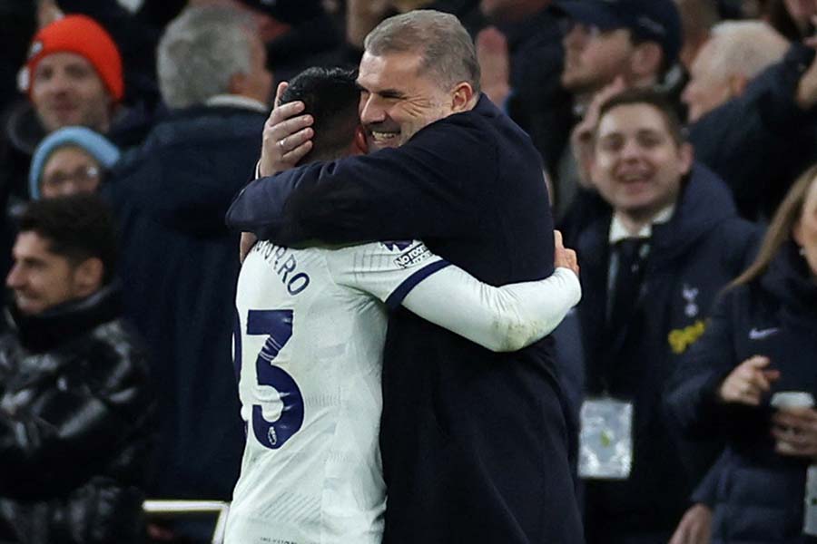 選手を称えるポステコグルー監督【写真:ロイター】