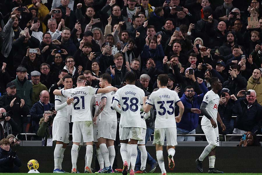 サポーターとの一体感を生んだトッテナムホームの雰囲気【写真:ロイター】