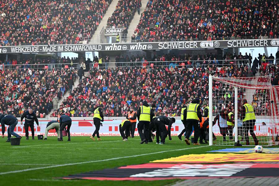 チョコや飴を投げ込み試合が中断【写真:Getty Images】