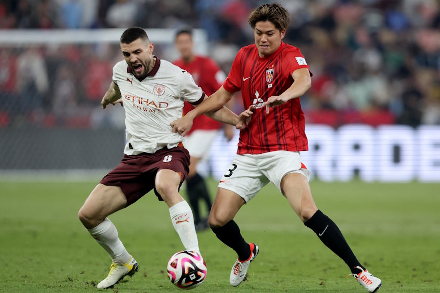 前半は0-1で折り返す【写真：ロイター】