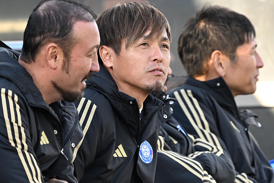 橋本英郎氏と遠藤保仁がピッチで再会【写真：徳原隆元】