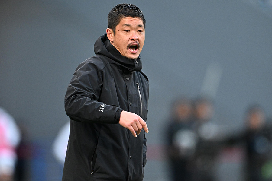 近江の前田高孝監督が選手たちを称えた【写真：徳原隆元】