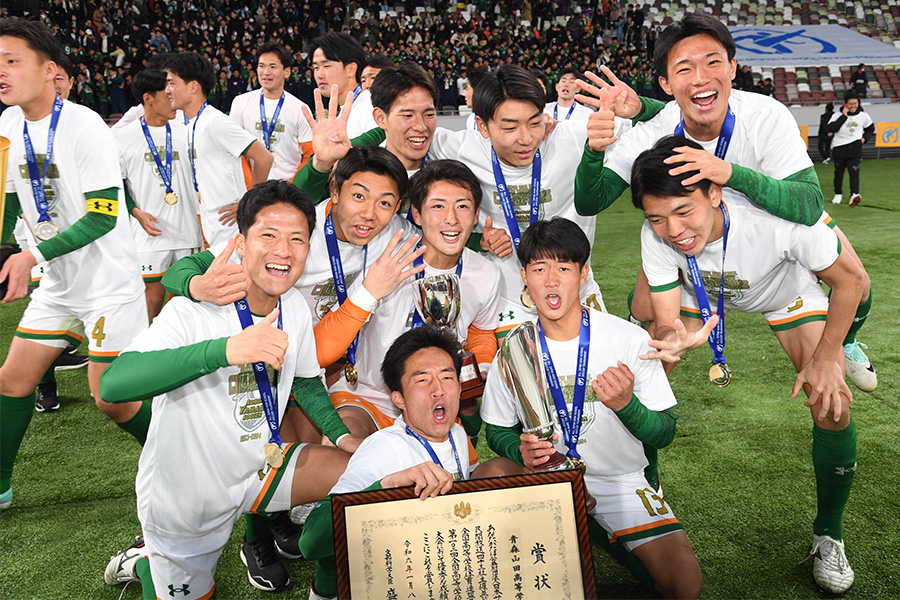 優勝を喜ぶ青森山田の選手たち【写真:徳原隆元】