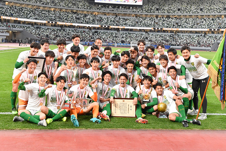 選手権を制し、高校サッカー3冠を達成した青森山田高校【写真：小林 靖】