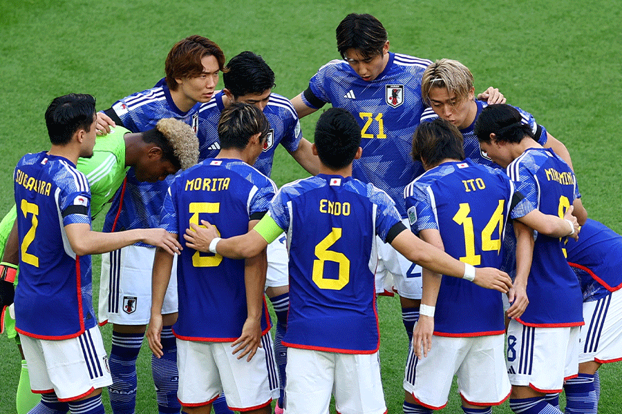 日本代表の選手たちは喪章を巻いてプレー【写真：ロイター】