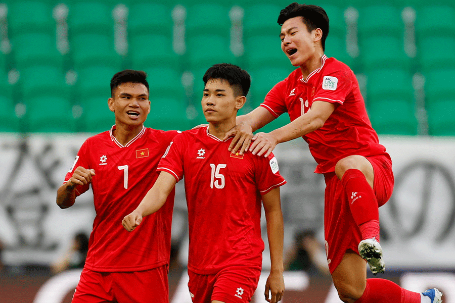 ベトナム代表がセットプレーから2ゴール【写真：ロイター】