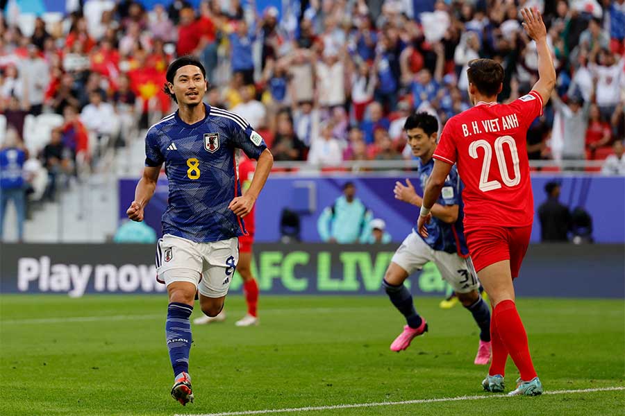 ベトナム戦で2ゴール1アシストの南野拓実【写真：ロイター】