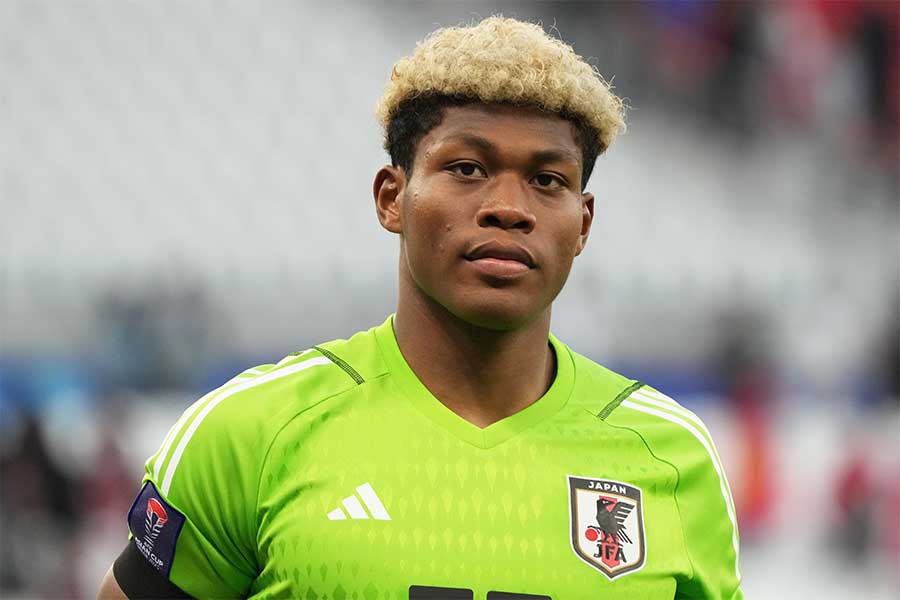 日本代表の鈴木彩艶【写真：Getty Images】