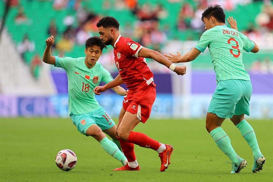 中国選手の顔面にレバノン選手の足裏が直撃する危険プレーが発生【写真：ロイター】