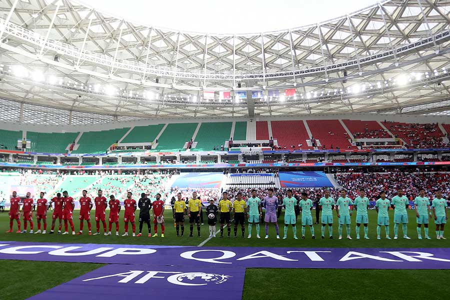 中国選手の顔面にレバノン選手の足裏が直撃する危険プレーが発生【写真:ロイター】
