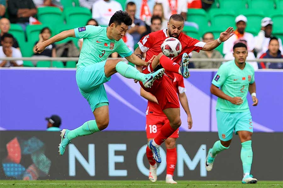 中国選手の顔面にレバノン選手の足裏が直撃する危険プレーが発生【写真：ロイター】