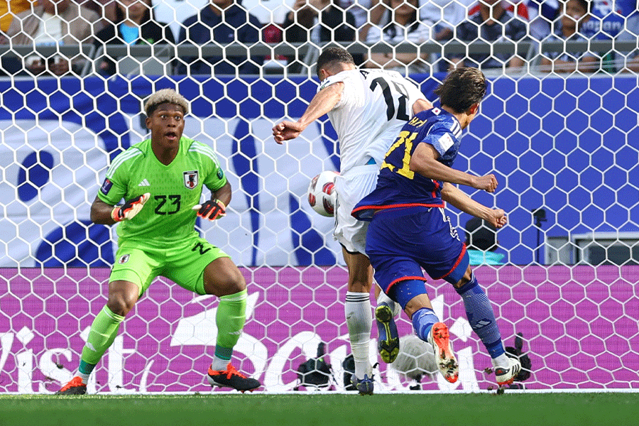 日本代表は前半だけで2失点【写真:ロイター】