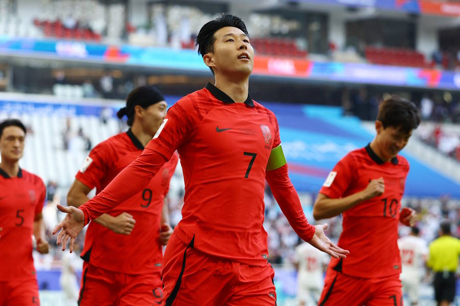 ソン・フンミンのPKで先制【写真：ロイター】