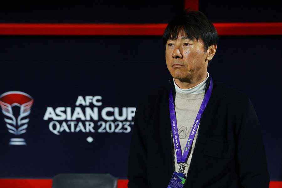 インドネシアを率いるシン・テヨン監督【写真：ロイター】