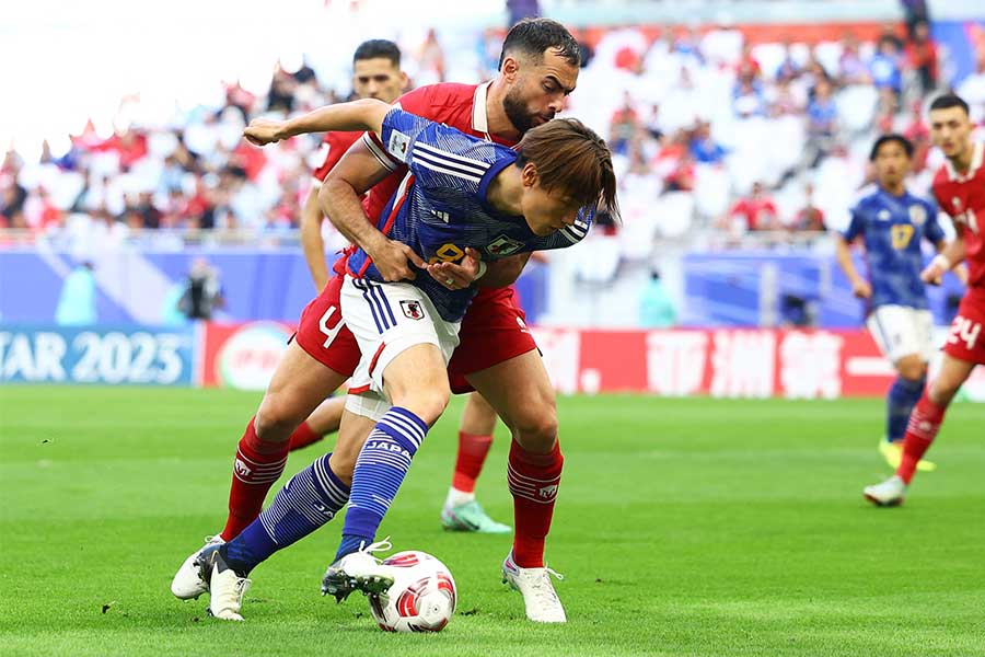 先制につながるPKを獲得した上田綺世【写真：ロイター】