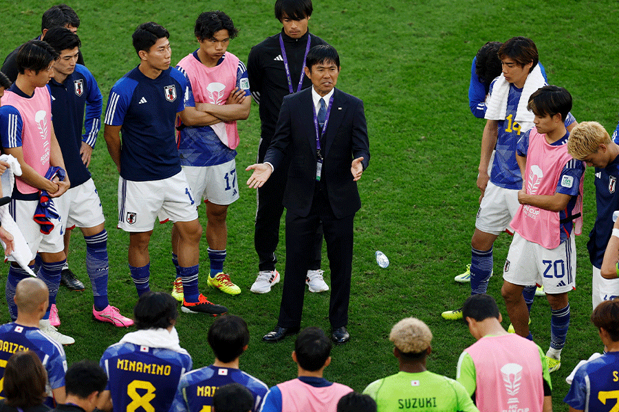 試合後、選手たちに声をかける森保一監督【写真:ロイター】