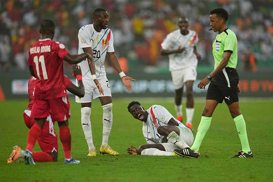 アフリカ・ネーションズカップで衝撃のカンフーキック退場劇が発生【写真：Getty Images】