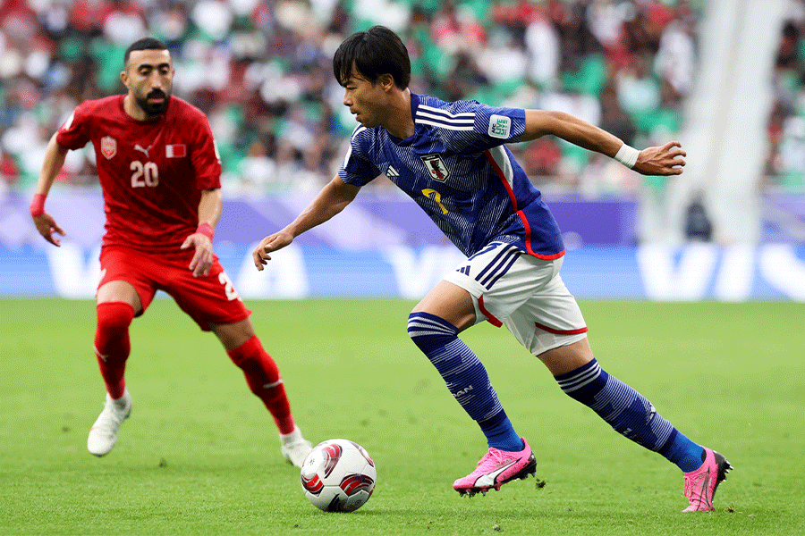 持ち前のドリブル突破を見せた三笘薫【写真：Getty Images】