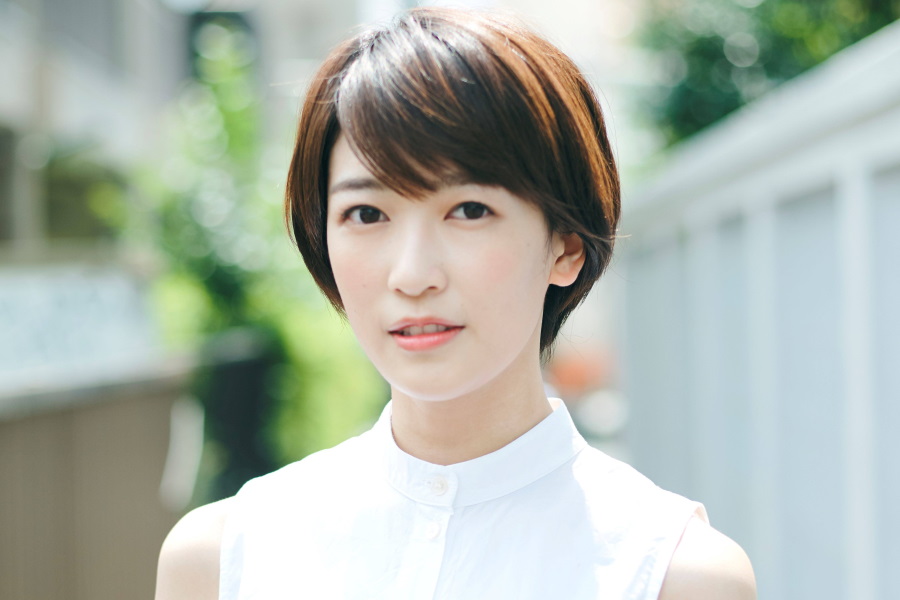 女優の眞嶋優さんが遠藤航のユニフォームを着用