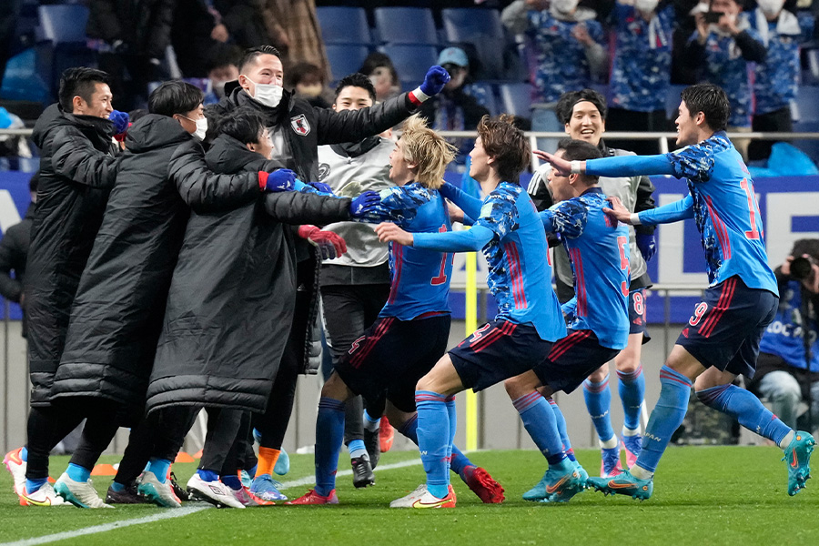 伊東純也（画面中央）の1ゴール1アシストの活躍で日本代表が勝利【写真：AP】