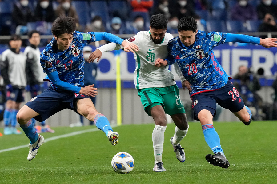 インテンシティーの高さを見せたMF田中碧（写真左）【写真：AP】