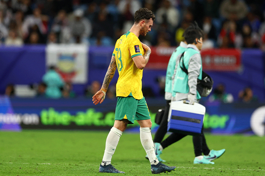 アイデン・オニールがレッドカードで一発退場【写真：ロイター】